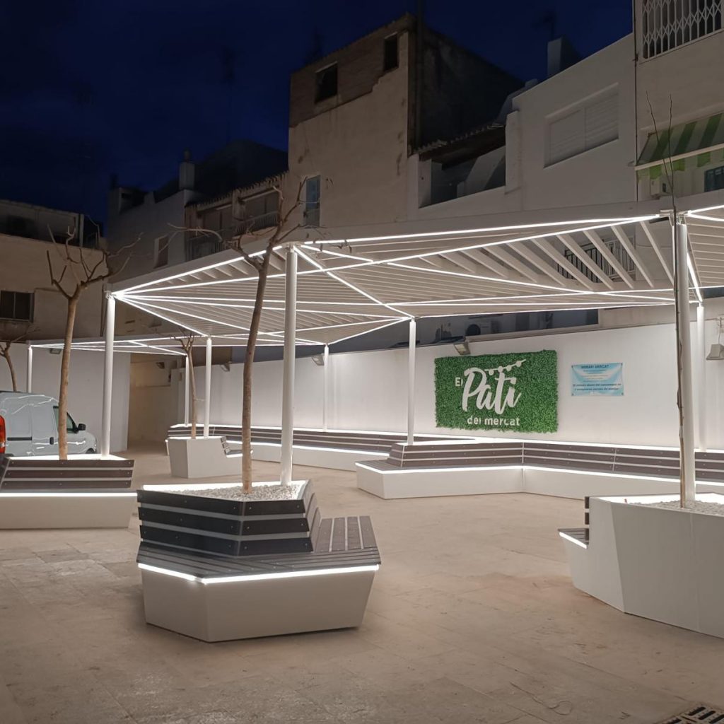 Recon Arquitectura, en colaboración con un estudio de Vinaroz, propuso esta pérgola para la regeneración de la plaza del mercado