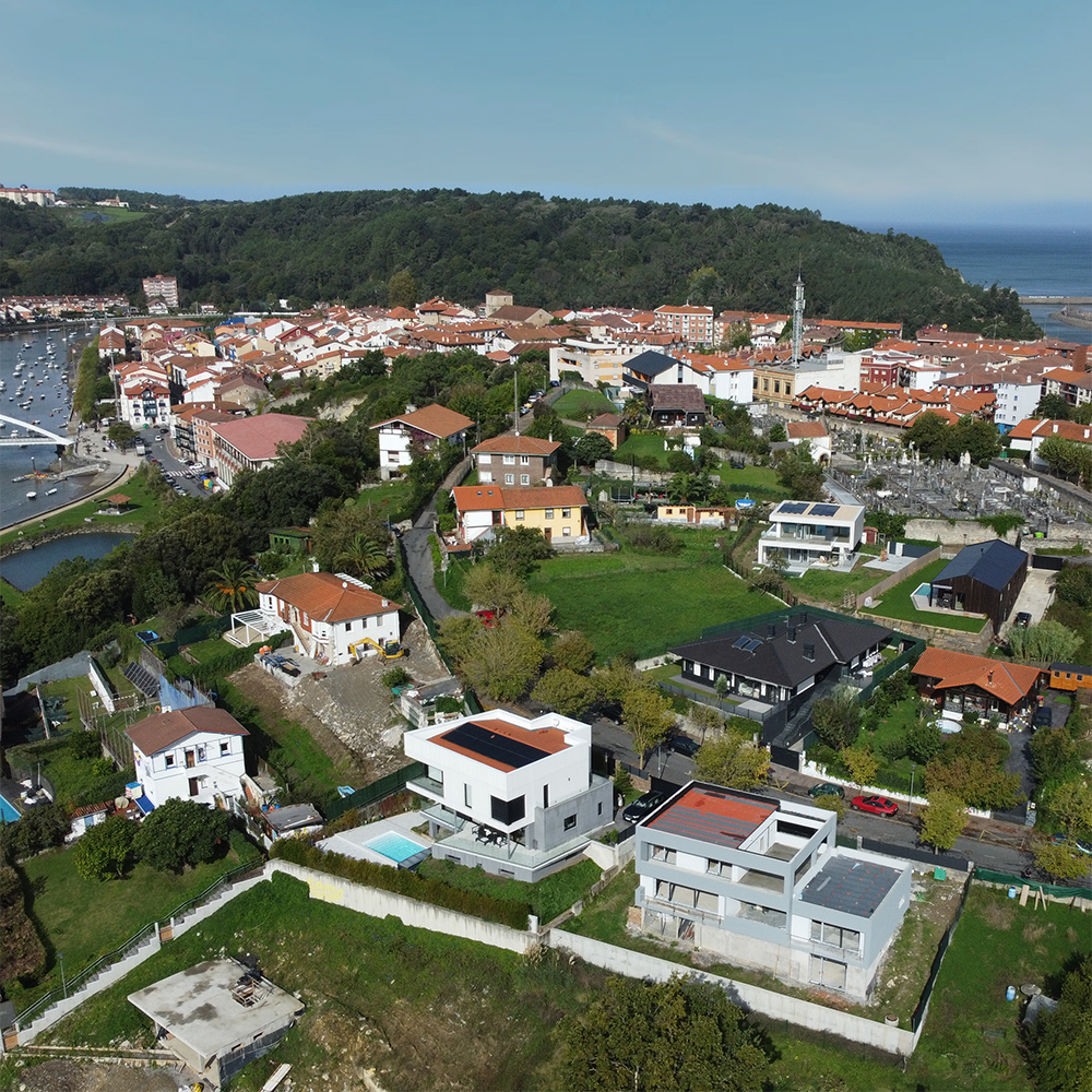 Esta vivienda unifamiliar diseñada por Recon Arquitectura propone que la casa se vuelque hacia el paisaje como un enorme mirador