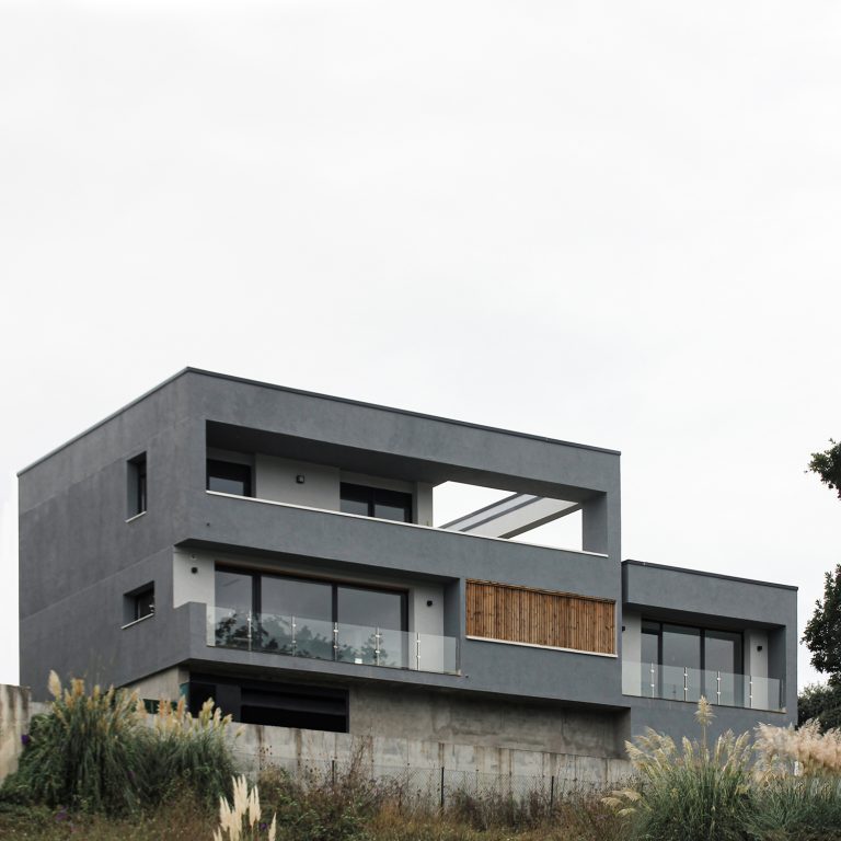 Esta vivienda unifamiliar diseñada por Recon Arquitectura propone que la casa se vuelque hacia el paisaje como un enorme mirador