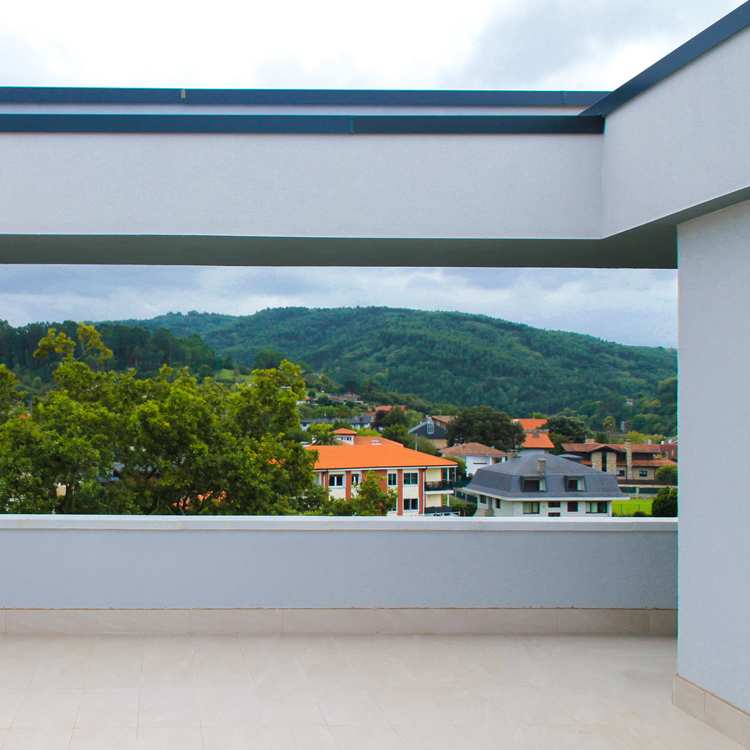 Esta vivienda unifamiliar diseñada por Recon Arquitectura propone que la casa se vuelque hacia el paisaje como un enorme mirador