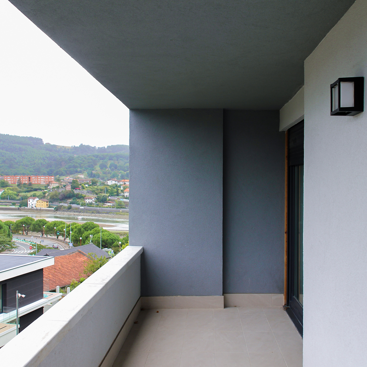 Esta vivienda unifamiliar diseñada por Recon Arquitectura propone que la casa se vuelque hacia el paisaje como un enorme mirador
