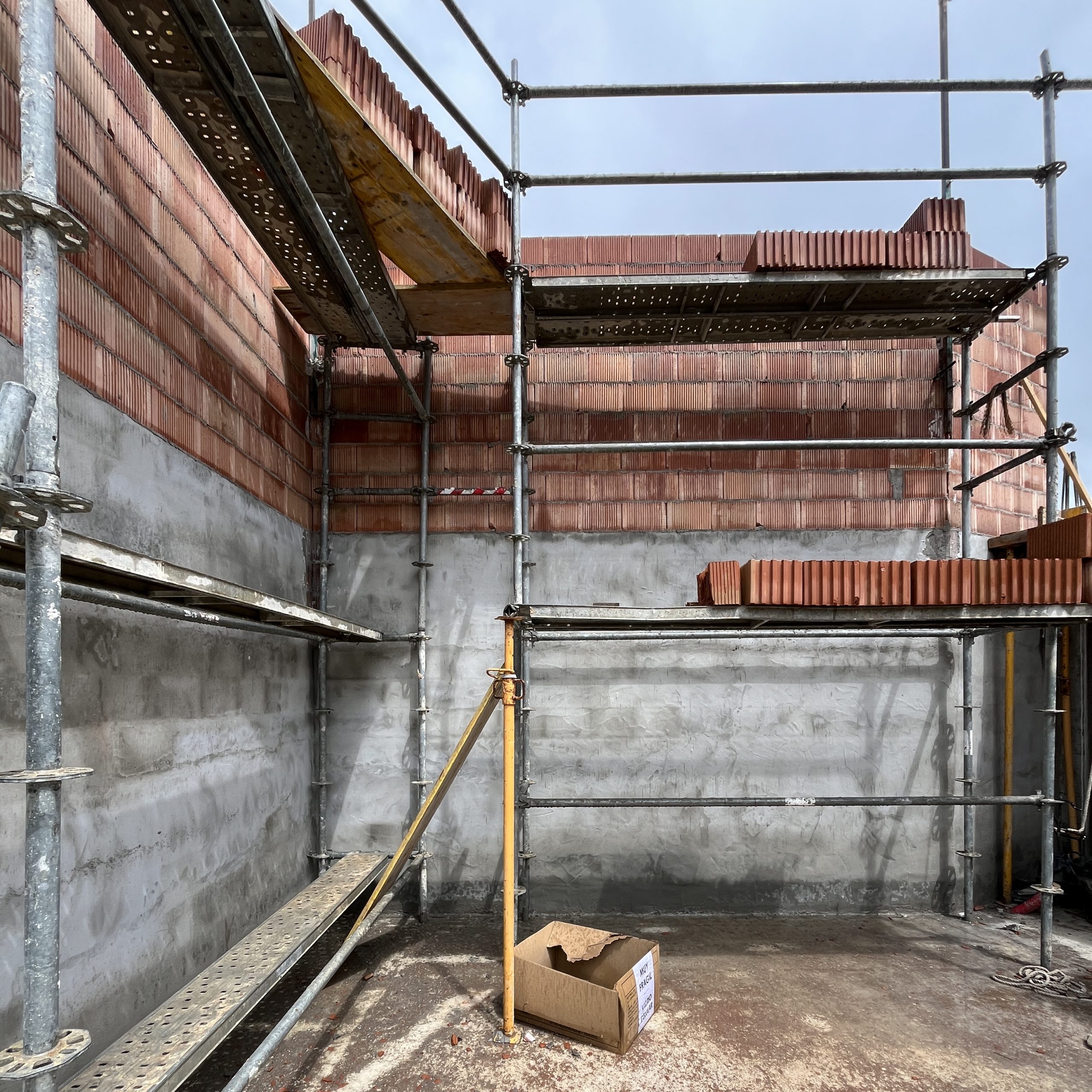 En esta vivienda unifamiliar Recon Arquitectura diseñó una casa que se adaptara a la forma triangular del solar En esta vivienda unifamiliar Recon Arquitectura diseñó una casa que se adaptara a la forma triangular del solar