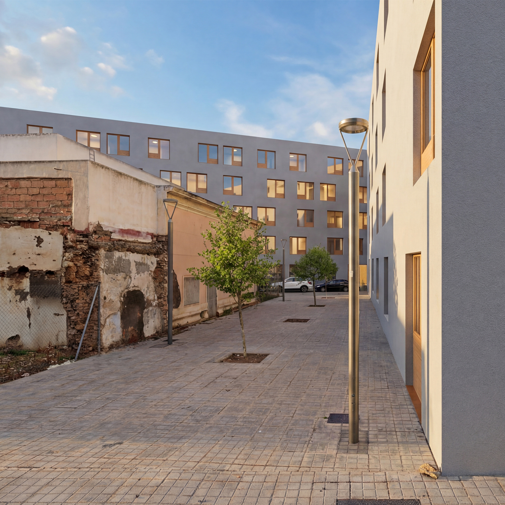 En este concurso para 94 viviendas de protección oficial, Recon Arquitectura diseñó 5 edificios vinculados a la tradición de la zona