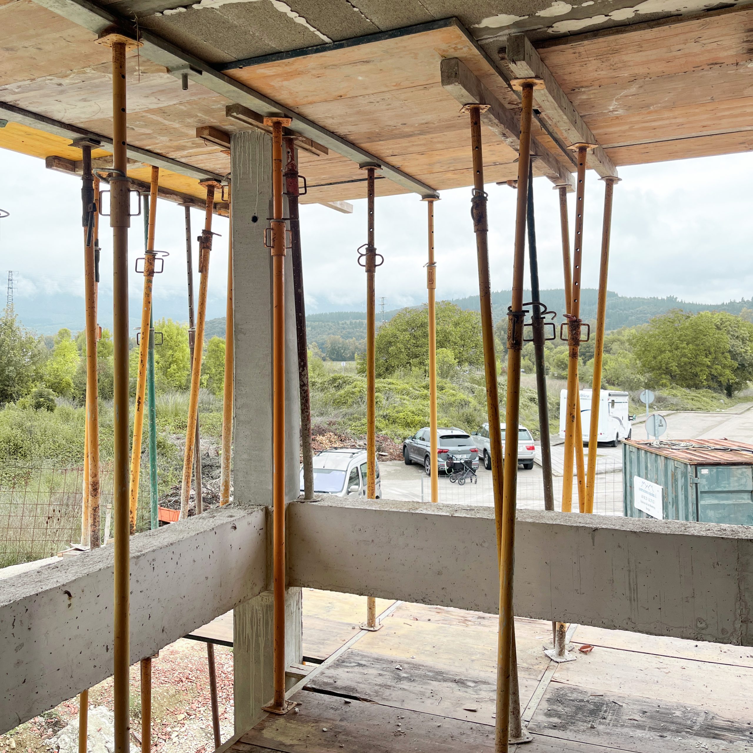 En esta vivienda unifamiliar Recon Arquitectura diseñó una casa que se adaptara a la forma triangular del solar