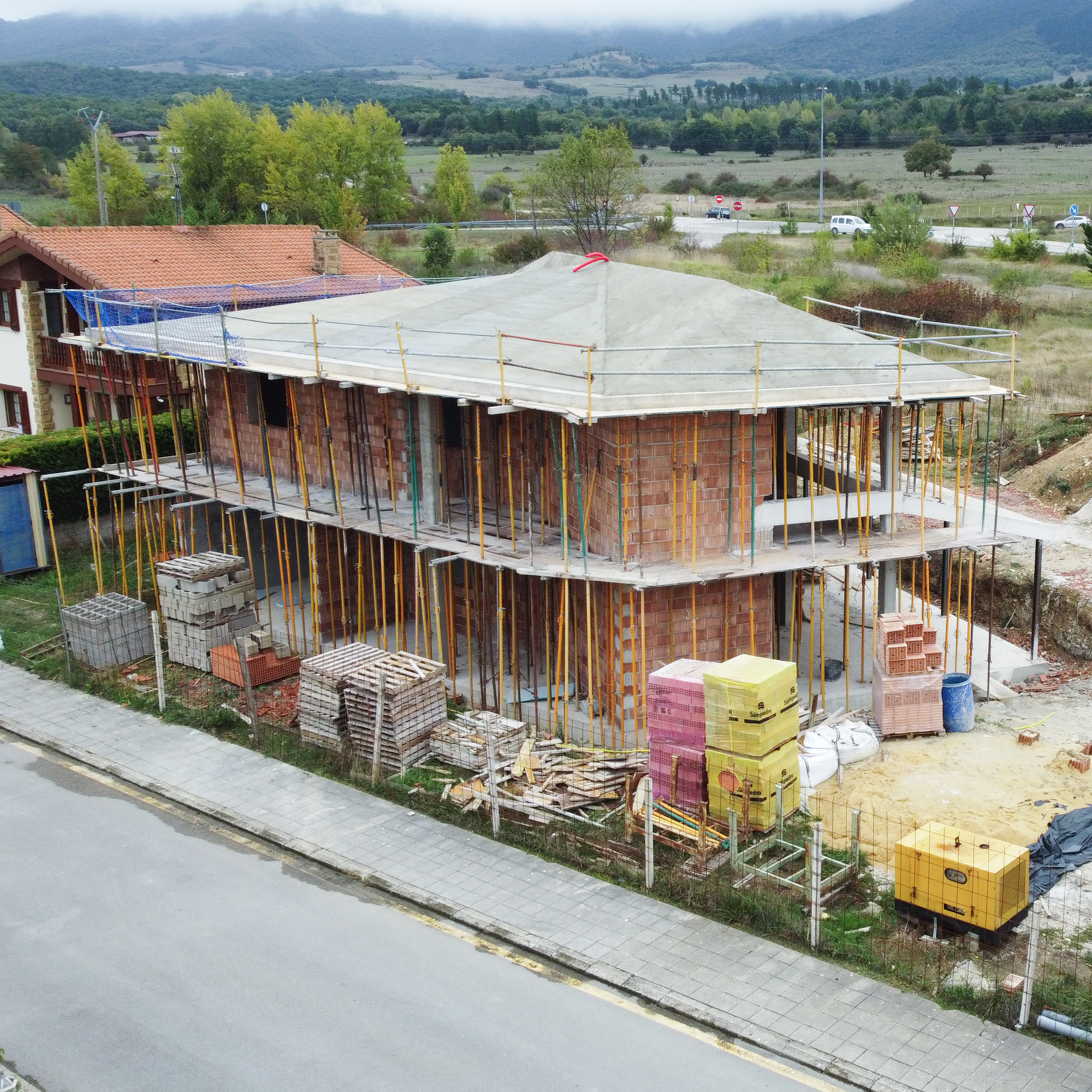 En esta vivienda unifamiliar Recon Arquitectura diseñó una casa que se adaptara a la forma triangular del solar