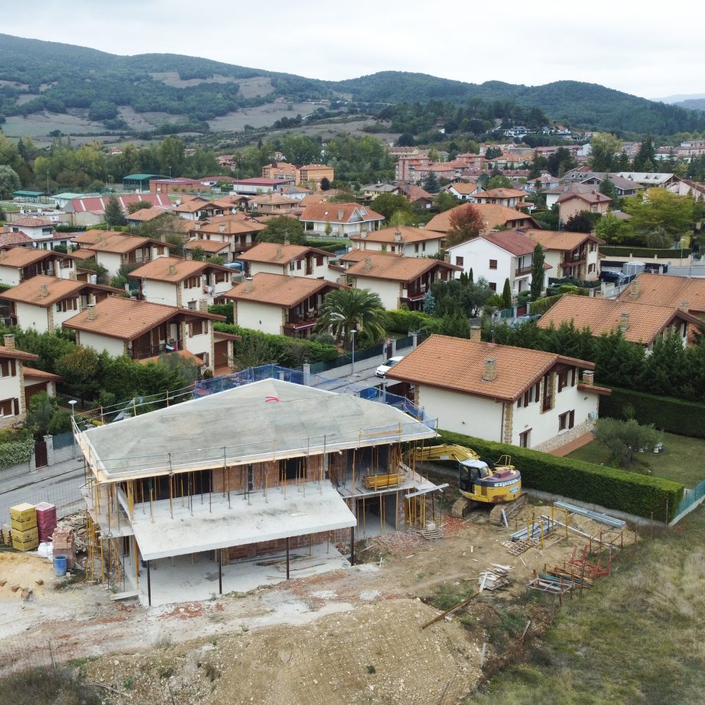 En esta vivienda unifamiliar Recon Arquitectura diseñó una casa que se adaptara a la forma triangular del solar